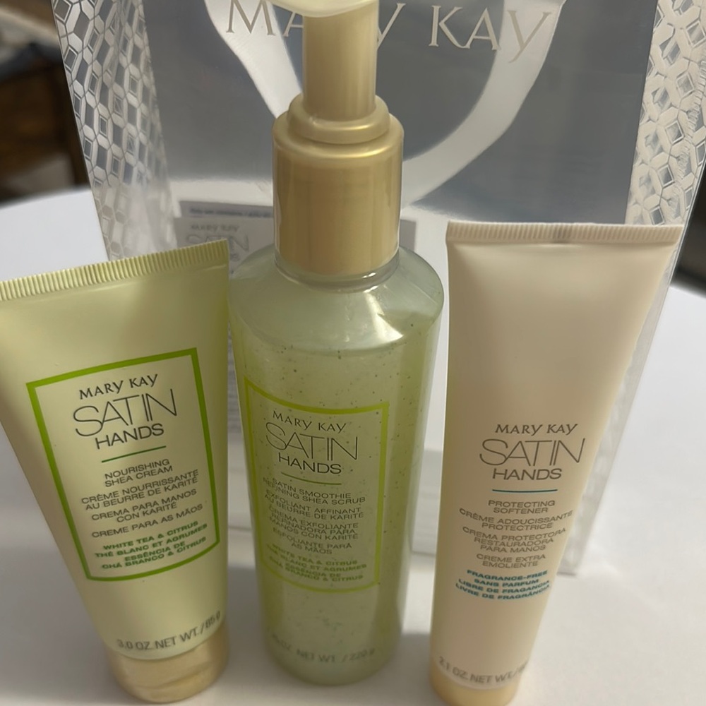 Mary Kay Satin Hands Nourishing Trio - Green and Cream